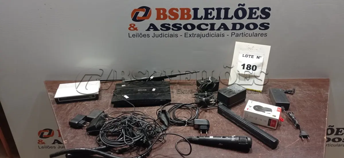 LOTE 180 - 02 ROTEADORES, 01 MOUSE SEM FIO, 01 SCANNER PORTÁTIL, 01MICROFONE MARCA INOVOX COM CABO E VÁRIOS CARREGADORES E FONTES DIVERSOS. (NO ESTADO) ATENÇÃO! FAZER A VISITAÇÃO ANTES DE ARREMATAR, NÃO SABEMOS SE FUNCIONA, LEILÃO NÃO TEM GARANTIA E NEM DEVOLUÇÃO, SUJEITO A POSSÍVEIS AVARIAS VISÍVEIS/OCULTAS E/OU AUSÊNCIA DE COMPONENTES.