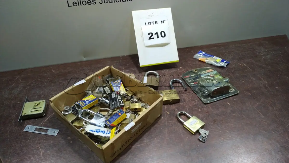 LOTE 210 -  01 LOTE COM CADEADOS MARCAS E MODELOS DIVERSOS. (NO ESTADO, NÃO SABEMOS SE FUNCIONA. LEILÃO NÃO TEM GARANTIA E NEM DEVOLUÇÃO, SUJEITO A POSSÍVEIS AVARIAS VISÍVEIS/OCULTAS E/OU AUSÊNCIA DE COMPONENTES)