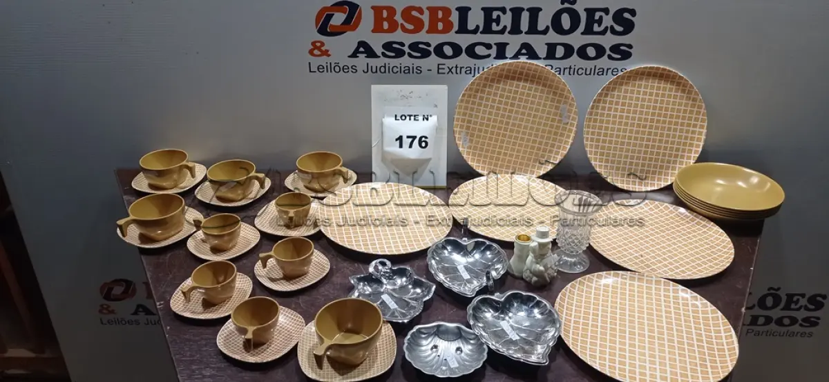 LOTE 176 -  01 CONJUNTO DE XICARAS E 01 CONJUNTO DE PRATOS . (NO ESTADO, NÃO SABEMOS SE FUNCIONA. LEILÃO NÃO TEM GARANTIA E NEM DEVOLUÇÃO, SUJEITO A POSSÍVEIS AVARIAS VISÍVEIS/OCULTAS E/OU AUSÊNCIA DE COMPONENTES)