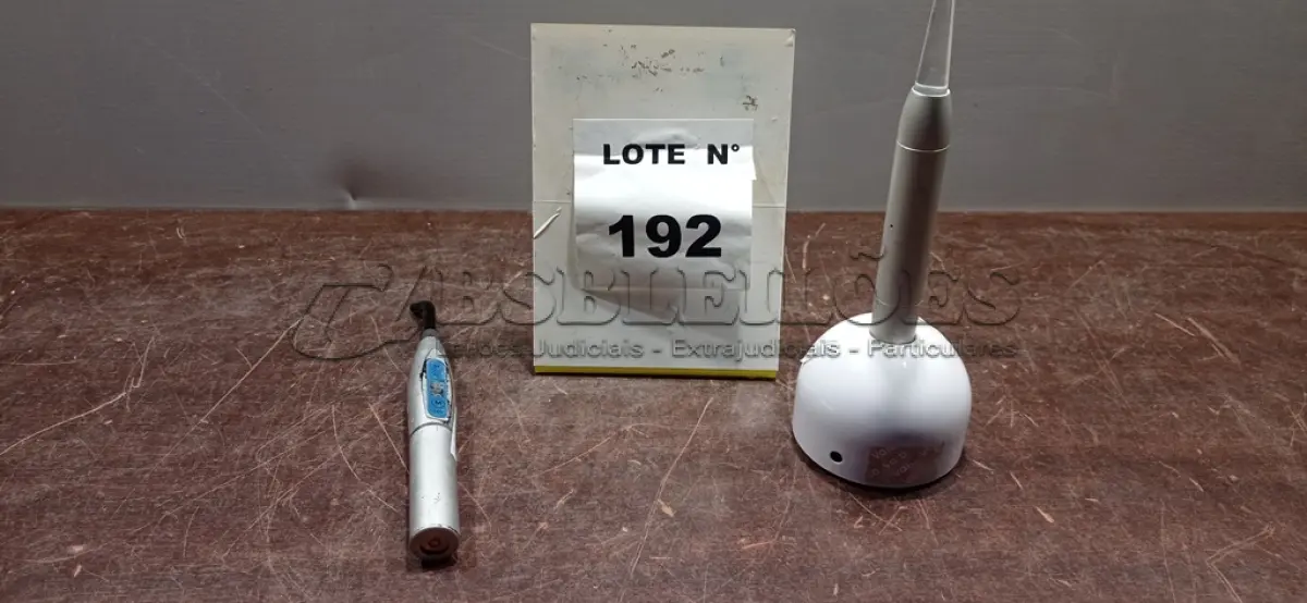 LOTE 192 -  02 FOTOPOLIMERIZADOR ODONTOLOGICO.  (NO ESTADO, NÃO SABEMOS SE FUNCIONA. LEILÃO NÃO TEM GARANTIA E NEM DEVOLUÇÃO, SUJEITO A POSSÍVEIS AVARIAS VISÍVEIS/OCULTAS E/OU AUSÊNCIA DE COMPONENTES)