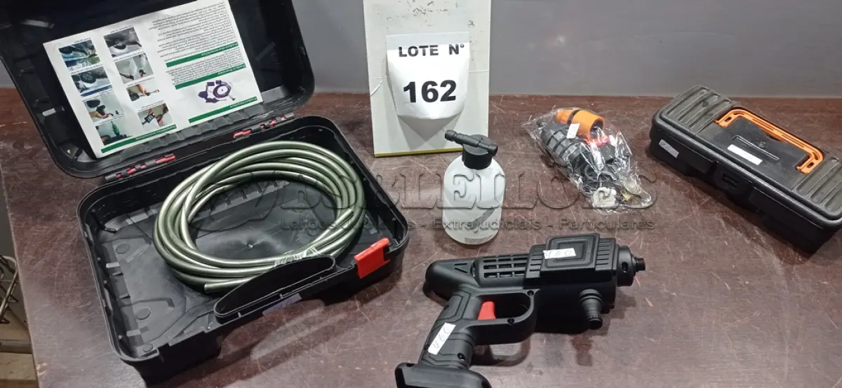 LOTE 162 - 01 CHAVE CATRACA COM JOGO DE SOQUETES E 01 MAQUINA DE ALTA PRESSÃO COM ACESSÓRIOS SEM BATERIA. (NO ESTADO) ATENÇÃO! FAZER A VISITAÇÃO ANTES DE ARREMATAR, NÃO SABEMOS SE FUNCIONA, LEILÃO NÃO TEM GARANTIA E NEM DEVOLUÇÃO, SUJEITO A POSSÍVEIS AVARIAS VISÍVEIS/OCULTAS E/OU AUSÊNCIA DE COMPONENTES.