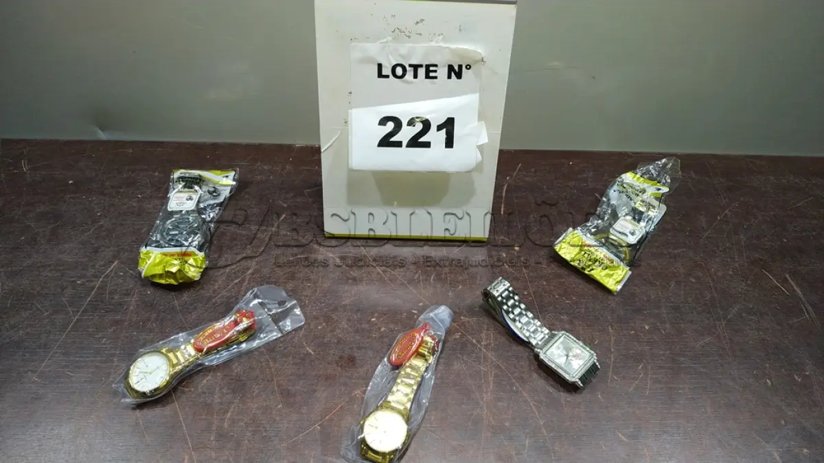 LOTE 221 - 05 RELÓGIOS DE PULSO CORES DIVERSAS. (NO ESTADO, NÃO SABEMOS SE FUNCIONA. LEILÃO NÃO TEM GARANTIA E NEM DEVOLUÇÃO, SUJEITO A POSSÍVEIS AVARIAS VISÍVEIS/OCULTAS E/OU AUSÊNCIA DE COMPONENTES)