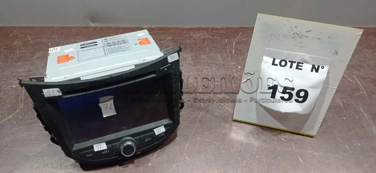 LOTE 159 - 01 APARELHO DE SOM MULTIMIDIA AUTOMOTIVO. (NO ESTADO) ATENÇÃO! FAZER A VISITAÇÃO ANTES DE ARREMATAR, NÃO SABEMOS SE FUNCIONA, LEILÃO NÃO TEM GARANTIA E NEM DEVOLUÇÃO, SUJEITO A POSSÍVEIS AVARIAS VISÍVEIS/OCULTAS E/OU AUSÊNCIA DE COMPONENTES.