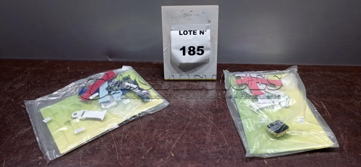 LOTE 185 - 02 RELÓGIOS SMART WATCH COM VARIAS PULSEIRAS.  (NO ESTADO, NÃO SABEMOS SE FUNCIONA. LEILÃO NÃO TEM GARANTIA E NEM DEVOLUÇÃO, SUJEITO A POSSÍVEIS AVARIAS VISÍVEIS/OCULTAS E/OU AUSÊNCIA DE COMPONENTES)
