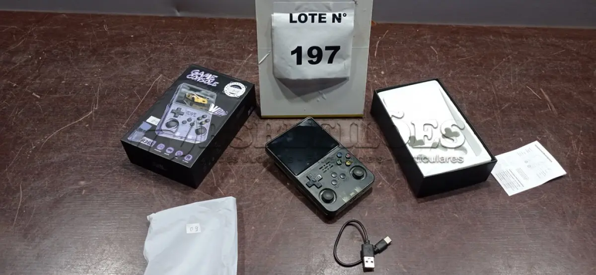 LOTE 197 -  01 GAME CONSOLE R36S. (NO ESTADO, NÃO SABEMOS SE FUNCIONA. LEILÃO NÃO TEM GARANTIA E NEM DEVOLUÇÃO, SUJEITO A POSSÍVEIS AVARIAS VISÍVEIS/OCULTAS E/OU AUSÊNCIA DE COMPONENTES)