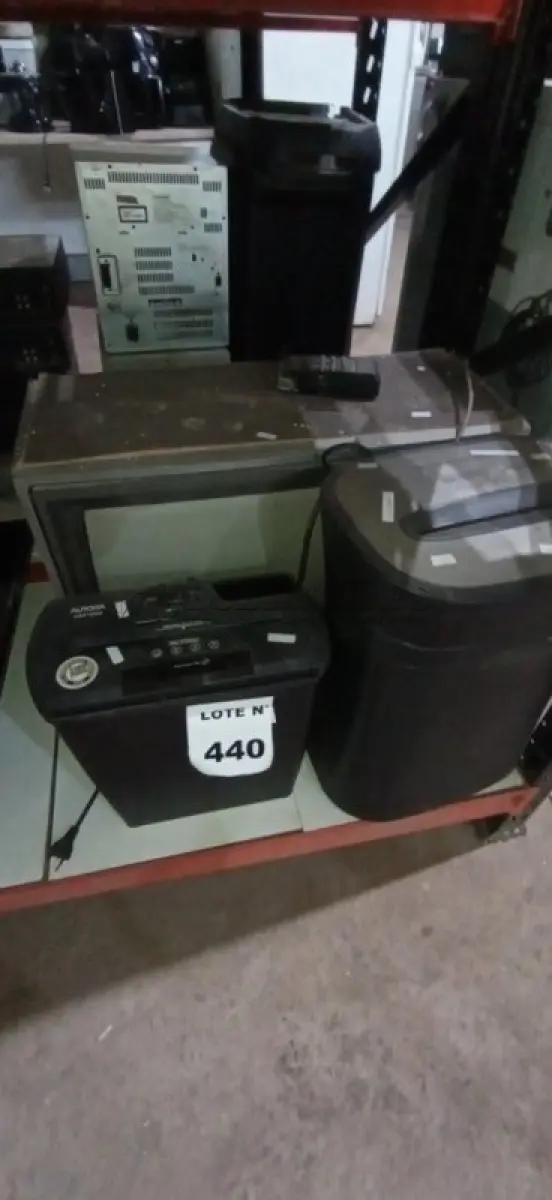 LOTE 440 - 01 FRAGMENTADORA MODELO HG14 MARCA ROYAL, 01 FRAGMENTADORA MODELO AS810SD MARCA AURORA E 01 TV DE TUBO ANTIGA COM CONTROLE MARCA MITSUBISHI. (NO ESTADO) ATENÇÃO! FAZER A VISITAÇÃO ANTES DE ARREMATAR, NÃO SABEMOS SE FUNCIONA, LEILÃO NÃO TEM GARANTIA E NEM DEVOLUÇÃO, SUJEITO A POSSÍVEIS AVARIAS VISÍVEIS/OCULTAS E/OU AUSÊNCIA DE COMPONENTES.