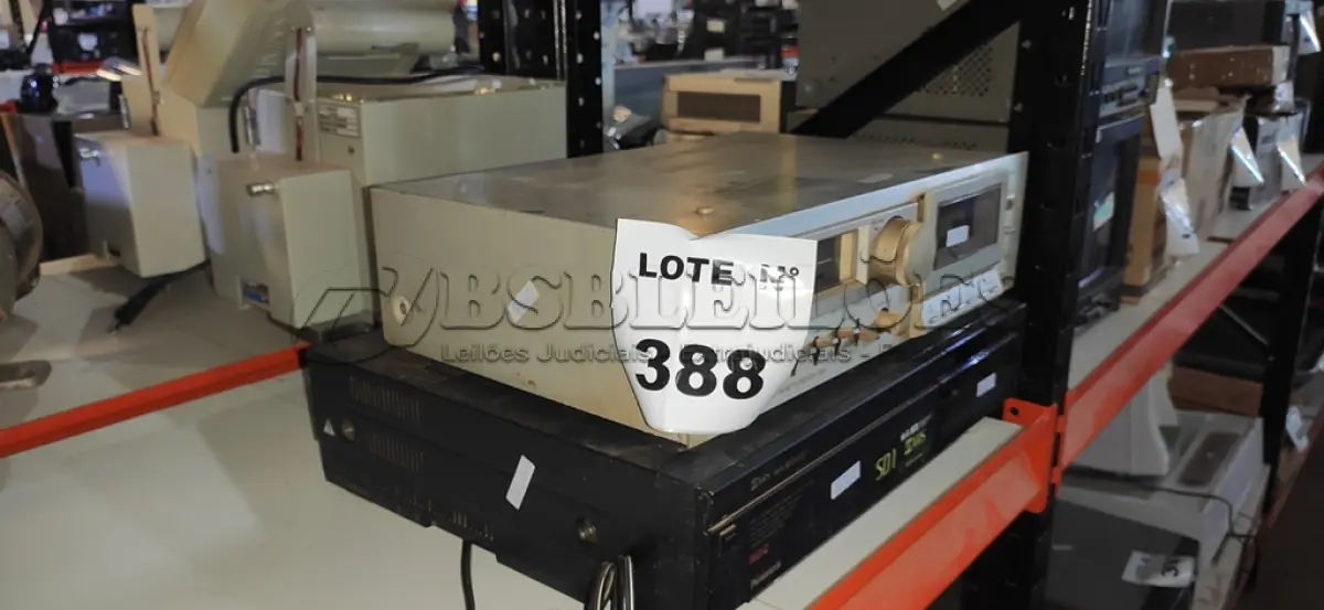 LOTE 388 -  01 STÉREO CASSETE DECCK CD 5500 E 01 VHS PANASONIC.  (NO ESTADO) ATENÇÃO! FAZER A VISITAÇÃO ANTES DE ARREMATAR, NÃO SABEMOS SE FUNCIONA, LEILÃO NÃO TEM GARANTIA E NEM DEVOLUÇÃO, SUJEITO A POSSÍVEIS AVARIAS VISÍVEIS/OCULTAS E/OU AUSÊNCIA DE COMPONENTES.