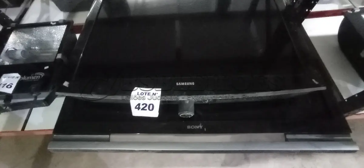 LOTE 420 - 01 TV DE 46’’ MARCA SONY E 01 TV 40’’ MARCA SAMSUNG PARA RETIRADA DE PEÇAS. (NO ESTADO) ATENÇÃO! FAZER A VISITAÇÃO ANTES DE ARREMATAR, NÃO SABEMOS SE FUNCIONA, LEILÃO NÃO TEM GARANTIA E NEM DEVOLUÇÃO, SUJEITO A POSSÍVEIS AVARIAS VISÍVEIS/OCULTAS E/OU AUSÊNCIA DE COMPONENTES.