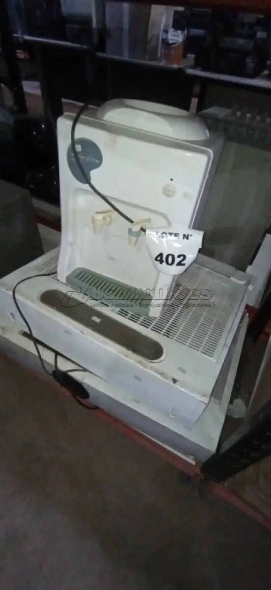 LOTE 402 - 02 DEPURADORES DE AR E 01 BEBEDOURO PARA GARRAFÃO REFRIGERADO. (NO ESTADO) ATENÇÃO! FAZER A VISITAÇÃO ANTES DE ARREMATAR, NÃO SABEMOS SE FUNCIONA, LEILÃO NÃO TEM GARANTIA E NEM DEVOLUÇÃO, SUJEITO A POSSÍVEIS AVARIAS VISÍVEIS/OCULTAS E/OU AUSÊNCIA DE COMPONENTES.