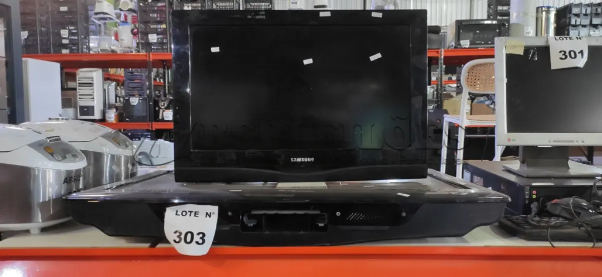 LOTE 303 - 01 TV LCD 37’’ MARCA LG E 01 TV LCD 26’’ MARCA SAMSUNG. (NO ESTADO) ATENÇÃO! FAZER A VISITAÇÃO ANTES DE ARREMATAR, NÃO SABEMOS SE FUNCIONA, LEILÃO NÃO TEM GARANTIA E NEM DEVOLUÇÃO, SUJEITO A POSSÍVEIS AVARIAS VISÍVEIS/OCULTAS E/OU AUSÊNCIA DE COMPONENTES.