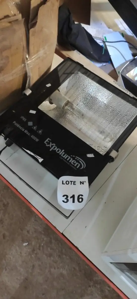LOTE 316 - 01 REFLETOR 400W MARCA EXPOLUMEN. (NO ESTADO) ATENÇÃO! FAZER A VISITAÇÃO ANTES DE ARREMATAR, NÃO SABEMOS SE FUNCIONA, LEILÃO NÃO TEM GARANTIA E NEM DEVOLUÇÃO, SUJEITO A POSSÍVEIS AVARIAS VISÍVEIS/OCULTAS E/OU AUSÊNCIA DE COMPONENTES.
