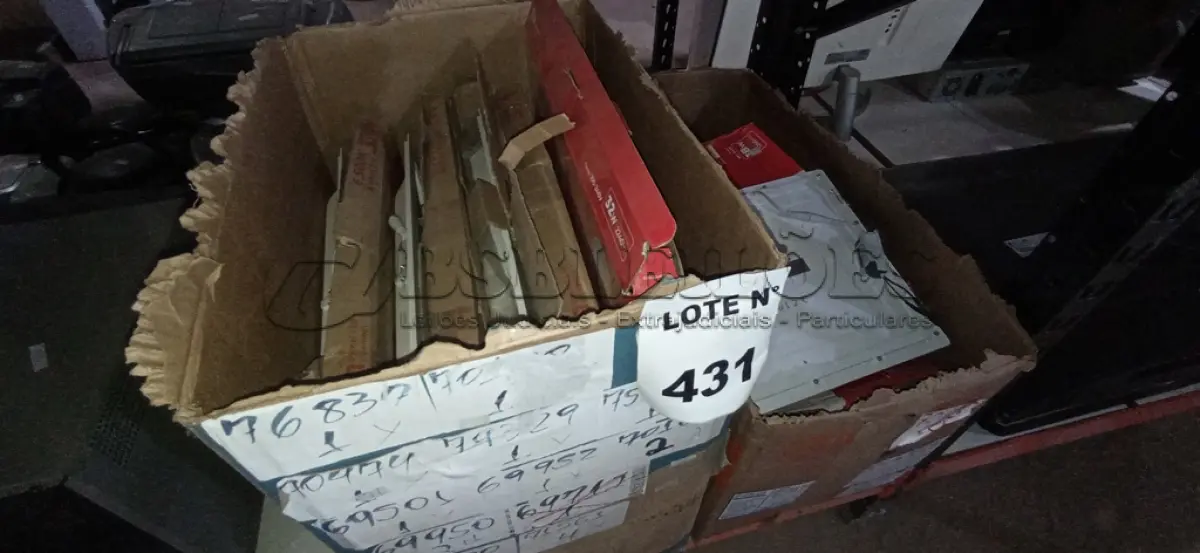 LOTE 431 - 01 LOTE COM GRANDE QUANTIDADE DE LUMINÁRIAS DE EMBUTIR E SOBREPOR DE MARCAS E MODELOS DIVERSOS. (NO ESTADO) ATENÇÃO! FAZER A VISITAÇÃO ANTES DE ARREMATAR, NÃO SABEMOS SE FUNCIONA, LEILÃO NÃO TEM GARANTIA E NEM DEVOLUÇÃO, SUJEITO A POSSÍVEIS AVARIAS VISÍVEIS/OCULTAS E/OU AUSÊNCIA DE COMPONENTES.