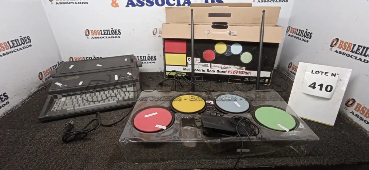 LOTE 410 - 01 MÁQUINA DE DATILOGRAFIA MODELO PRÁXIS 201-II MARCA OLIVETTI E 01 MINI BATERIA ROCK BAND. (NO ESTADO) ATENÇÃO! FAZER A VISITAÇÃO ANTES DE ARREMATAR, NÃO SABEMOS SE FUNCIONA, LEILÃO NÃO TEM GARANTIA E NEM DEVOLUÇÃO, SUJEITO A POSSÍVEIS AVARIAS VISÍVEIS/OCULTAS E/OU AUSÊNCIA DE COMPONENTES.