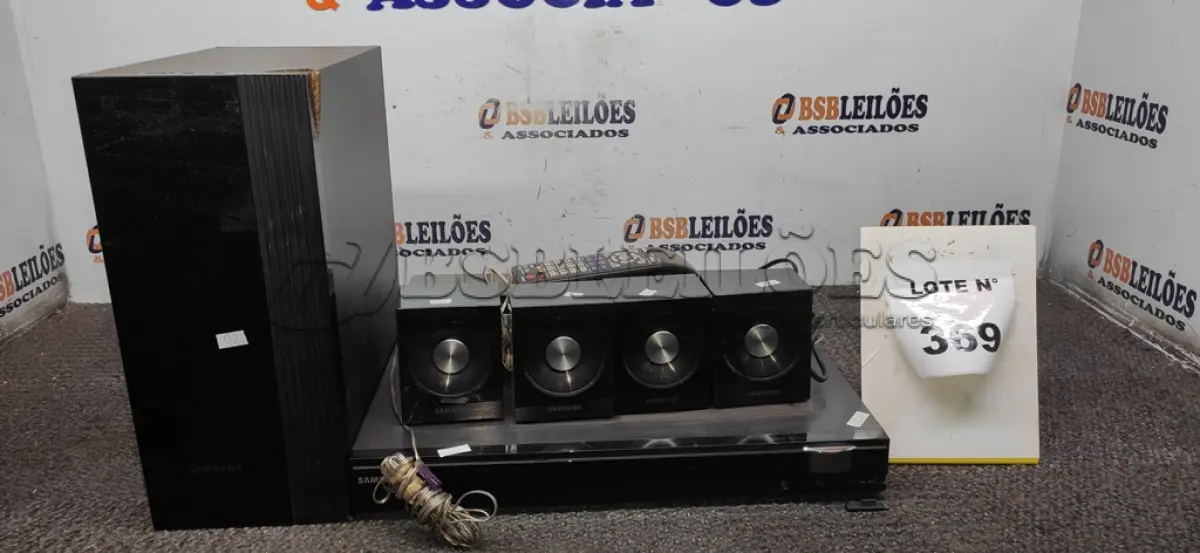 LOTE 369 - 01 HOME THEATER COM 05 CAIXAS E CONTROLE. (NO ESTADO) ATENÇÃO! FAZER A VISITAÇÃO ANTES DE ARREMATAR, NÃO SABEMOS SE FUNCIONA, LEILÃO NÃO TEM GARANTIA E NEM DEVOLUÇÃO, SUJEITO A POSSÍVEIS AVARIAS VISÍVEIS/OCULTAS E/OU AUSÊNCIA DE COMPONENTES.
