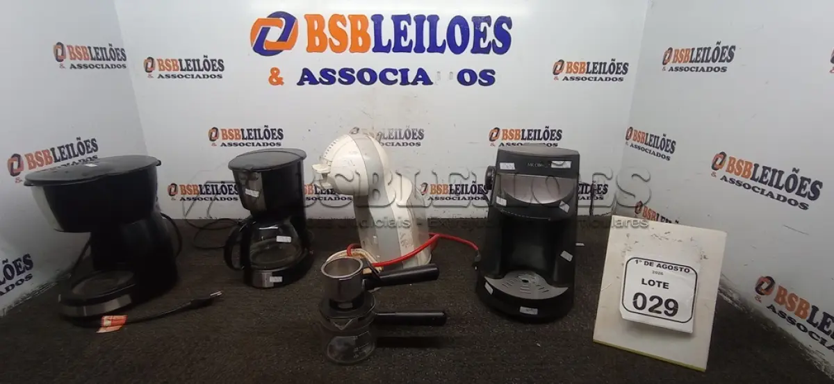 LOTE 029 - 04 CAFETEIRAS ELÉTRICAS DE MARCAS E MODELOS DIVERSOS. (NO ESTADO) ATENÇÃO! FAZER A VISITAÇÃO ANTES DE ARREMATAR, NÃO SABEMOS SE FUNCIONA, LEILÃO NÃO TEM GARANTIA E NEM DEVOLUÇÃO, SUJEITO A POSSÍVEIS AVARIAS VISÍVEIS/OCULTAS E/OU AUSÊNCIA DE COMPONENTES.