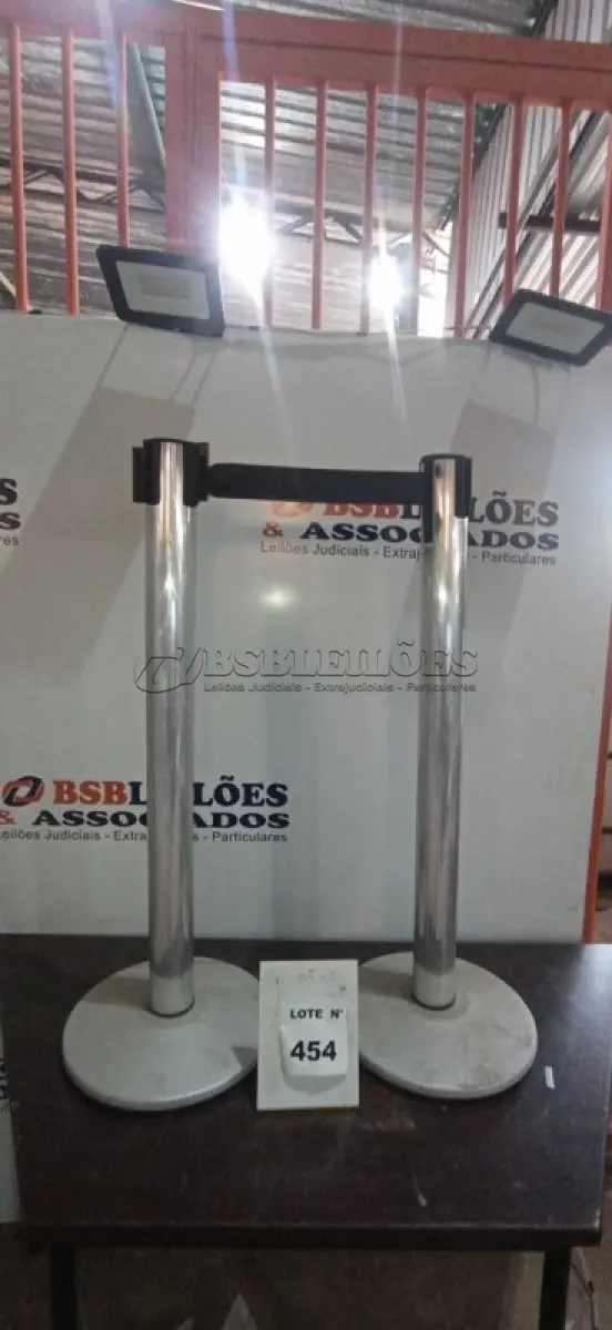 LOTE 454 -  02 SEPARADORES DE FILA. (NO ESTADO) ATENÇÃO! FAZER A VISITAÇÃO ANTES DE ARREMATAR, NÃO SABEMOS SE FUNCIONA, LEILÃO NÃO TEM GARANTIA E NEM DEVOLUÇÃO, SUJEITO A POSSÍVEIS AVARIAS VISÍVEIS/OCULTAS E/OU AUSÊNCIA DE COMPONENTES.