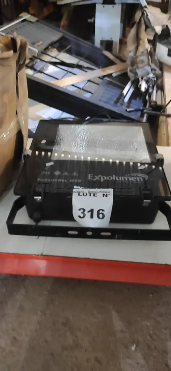 LOTE 316 - 01 REFLETOR 400W MARCA EXPOLUMEN. (NO ESTADO) ATENÇÃO! FAZER A VISITAÇÃO ANTES DE ARREMATAR, NÃO SABEMOS SE FUNCIONA, LEILÃO NÃO TEM GARANTIA E NEM DEVOLUÇÃO, SUJEITO A POSSÍVEIS AVARIAS VISÍVEIS/OCULTAS E/OU AUSÊNCIA DE COMPONENTES.