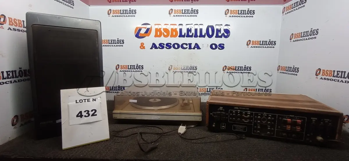 LOTE 432 -  01 CAIXA DE SOM E 01 STÉREO RECEIVER YR 1900 YANG COM TOCA DISCO.  (NO ESTADO) ATENÇÃO! FAZER A VISITAÇÃO ANTES DE ARREMATAR, NÃO SABEMOS SE FUNCIONA, LEILÃO NÃO TEM GARANTIA E NEM DEVOLUÇÃO, SUJEITO A POSSÍVEIS AVARIAS VISÍVEIS/OCULTAS E/OU AUSÊNCIA DE COMPONENTES.