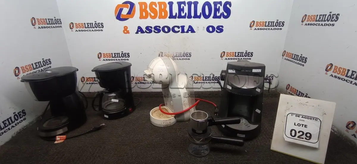 LOTE 029 - 04 CAFETEIRAS ELÉTRICAS DE MARCAS E MODELOS DIVERSOS. (NO ESTADO) ATENÇÃO! FAZER A VISITAÇÃO ANTES DE ARREMATAR, NÃO SABEMOS SE FUNCIONA, LEILÃO NÃO TEM GARANTIA E NEM DEVOLUÇÃO, SUJEITO A POSSÍVEIS AVARIAS VISÍVEIS/OCULTAS E/OU AUSÊNCIA DE COMPONENTES.