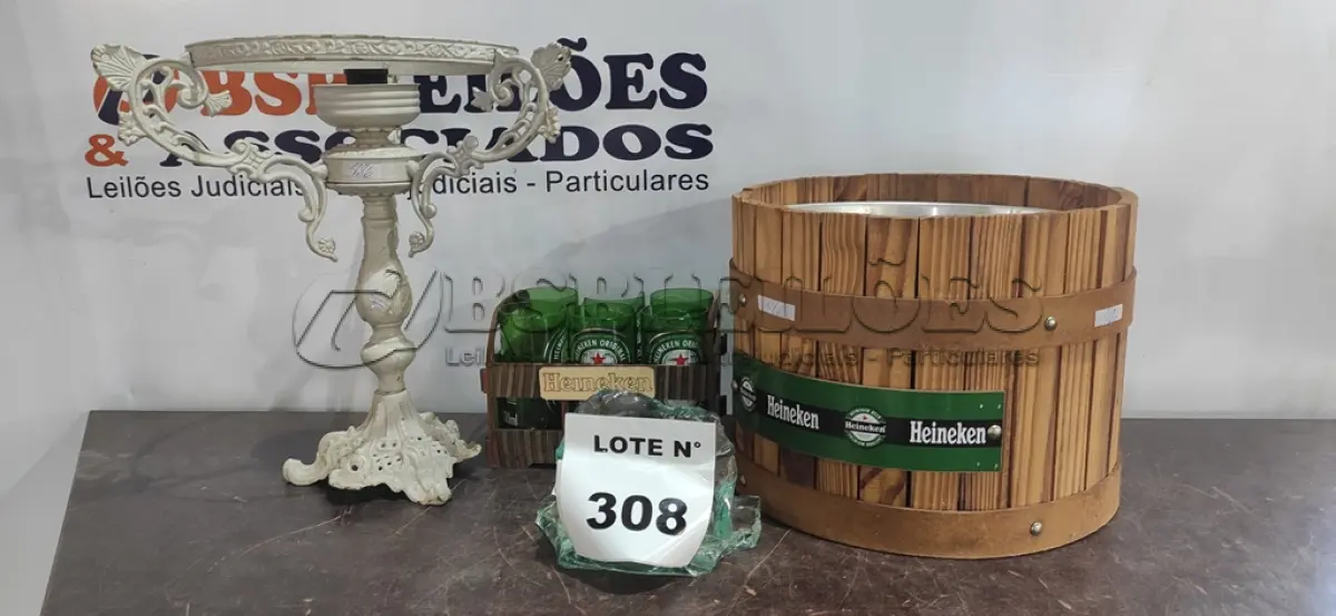 LOTE 308 -   01 BALDE DE GELO COM COPOS E 01 LUMINARIA.  (NO ESTADO) ATENÇÃO! FAZER A VISITAÇÃO ANTES DE ARREMATAR, NÃO SABEMOS SE FUNCIONA, LEILÃO NÃO TEM GARANTIA E NEM DEVOLUÇÃO, SUJEITO A POSSÍVEIS AVARIAS VISÍVEIS/OCULTAS E/OU AUSÊNCIA DE COMPONENTES.