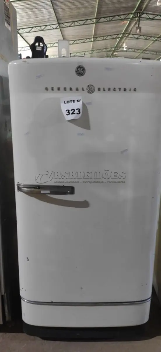 LOTE 323 -   01 GELADEIRA DE 1947.GENERAL ELECTRIC. (NO ESTADO) ATENÇÃO! FAZER A VISITAÇÃO ANTES DE ARREMATAR, NÃO SABEMOS SE FUNCIONA, LEILÃO NÃO TEM GARANTIA E NEM DEVOLUÇÃO, SUJEITO A POSSÍVEIS AVARIAS VISÍVEIS/OCULTAS E/OU AUSÊNCIA DE COMPONENTES.