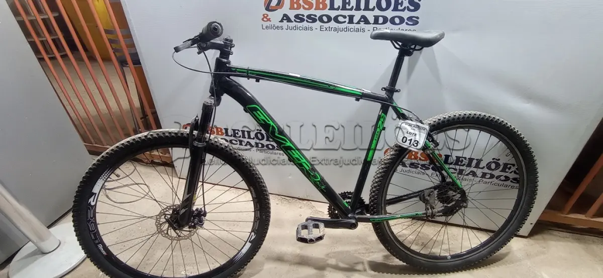 LOTE 013 - 01 BICICLETA ARO 29. (NO ESTADO) ATENÇÃO! FAZER A VISITAÇÃO ANTES DE ARREMATAR, NÃO SABEMOS SE FUNCIONA, LEILÃO NÃO TEM GARANTIA E NEM DEVOLUÇÃO, SUJEITO A POSSÍVEIS AVARIAS VISÍVEIS/OCULTAS E/OU AUSÊNCIA DE COMPONENTES.