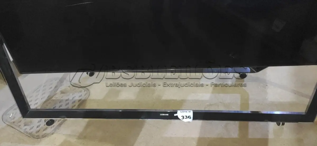 LOTE 336 -   01 TV SAMSUNG 85”. (NO ESTADO) ATENÇÃO! FAZER A VISITAÇÃO ANTES DE ARREMATAR, NÃO SABEMOS SE FUNCIONA, LEILÃO NÃO TEM GARANTIA E NEM DEVOLUÇÃO, SUJEITO A POSSÍVEIS AVARIAS VISÍVEIS/OCULTAS E/OU AUSÊNCIA DE COMPONENTES.