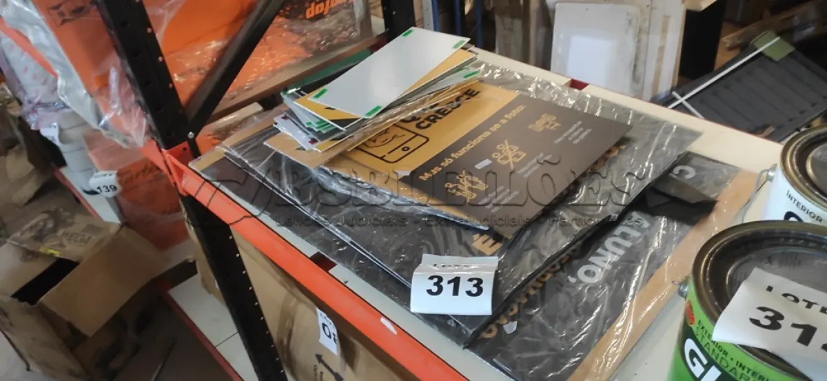 LOTE 313 - 03 PEÇAS DE CAPA PARA ASSENTOS E GRANDE QUANTIDADE DE PLACAS SE SINALIZAÇÃO PARA ACADEMIA. (NO ESTADO) ATENÇÃO! FAZER A VISITAÇÃO ANTES DE ARREMATAR, NÃO SABEMOS SE FUNCIONA, LEILÃO NÃO TEM GARANTIA E NEM DEVOLUÇÃO, SUJEITO A POSSÍVEIS AVARIAS VISÍVEIS/OCULTAS E/OU AUSÊNCIA DE COMPONENTES.