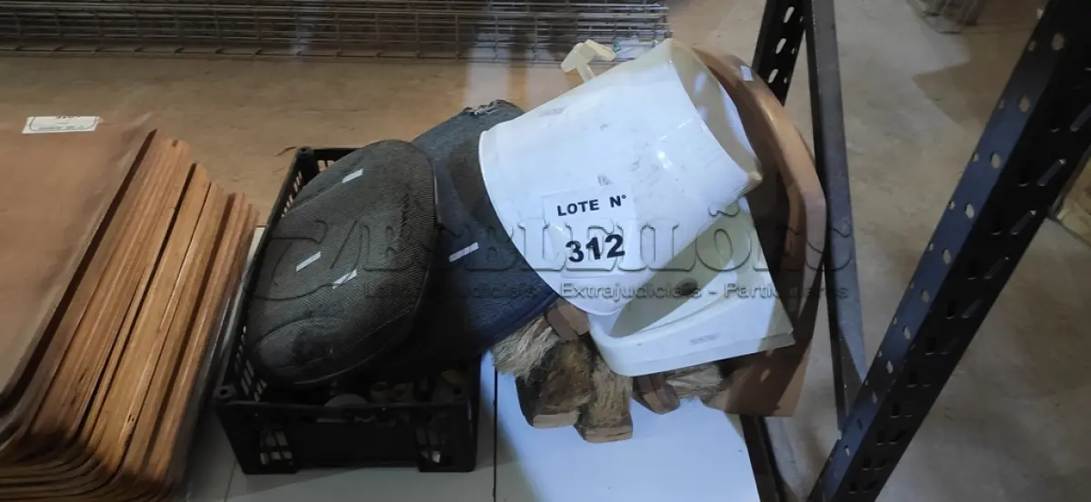 LOTE 312 - 01 LOTE COM LAVATÓRIOS , BASE PARA FILTRO E VASSOURAS DE SISAL. (NO ESTADO) ATENÇÃO! FAZER A VISITAÇÃO ANTES DE ARREMATAR, NÃO SABEMOS SE FUNCIONA, LEILÃO NÃO TEM GARANTIA E NEM DEVOLUÇÃO, SUJEITO A POSSÍVEIS AVARIAS VISÍVEIS/OCULTAS E/OU AUSÊNCIA DE COMPONENTES.
