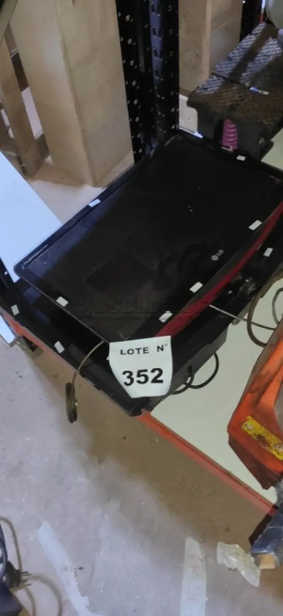 LOTE 352 - 03 MONITORES DE MARCAS E MODELOS DIVERSOS. (NO ESTADO) ATENÇÃO! FAZER A VISITAÇÃO ANTES DE ARREMATAR, NÃO SABEMOS SE FUNCIONA, LEILÃO NÃO TEM GARANTIA E NEM DEVOLUÇÃO, SUJEITO A POSSÍVEIS AVARIAS VISÍVEIS/OCULTAS E/OU AUSÊNCIA DE COMPONENTES.