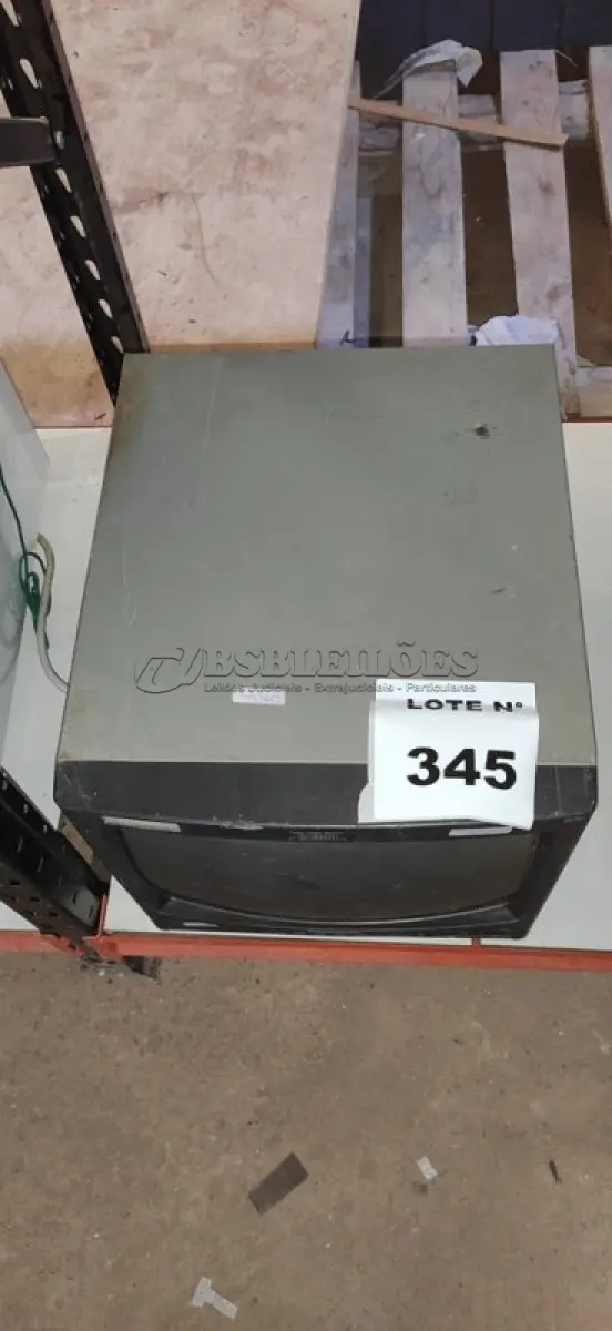 LOTE 345 -   01 MONITOR PANASONIC PARA CÂMERAS DE SEGURANÇA.  (NO ESTADO) ATENÇÃO! FAZER A VISITAÇÃO ANTES DE ARREMATAR, NÃO SABEMOS SE FUNCIONA, LEILÃO NÃO TEM GARANTIA E NEM DEVOLUÇÃO, SUJEITO A POSSÍVEIS AVARIAS VISÍVEIS/OCULTAS E/OU AUSÊNCIA DE COMPONENTES.