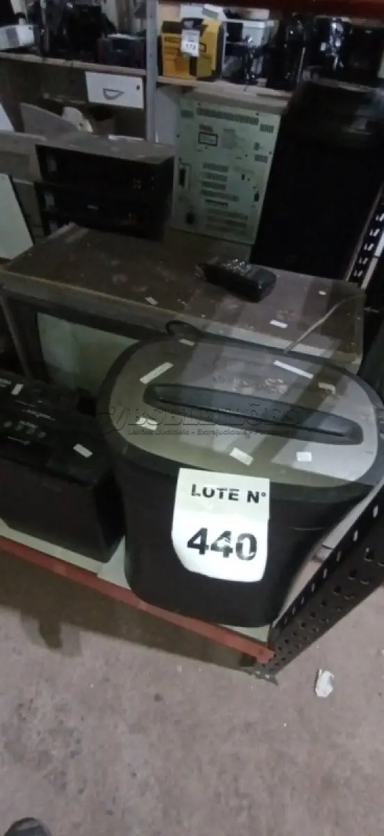 LOTE 440 - 01 FRAGMENTADORA MODELO HG14 MARCA ROYAL, 01 FRAGMENTADORA MODELO AS810SD MARCA AURORA E 01 TV DE TUBO ANTIGA COM CONTROLE MARCA MITSUBISHI. (NO ESTADO) ATENÇÃO! FAZER A VISITAÇÃO ANTES DE ARREMATAR, NÃO SABEMOS SE FUNCIONA, LEILÃO NÃO TEM GARANTIA E NEM DEVOLUÇÃO, SUJEITO A POSSÍVEIS AVARIAS VISÍVEIS/OCULTAS E/OU AUSÊNCIA DE COMPONENTES.