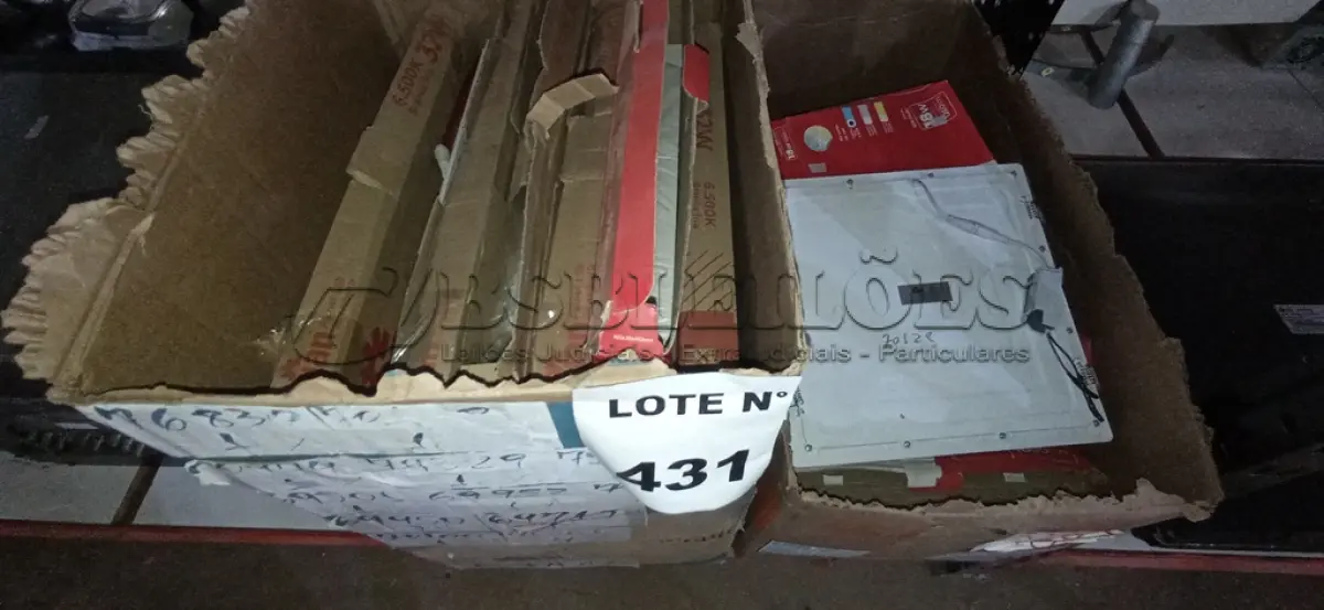 LOTE 431 - 01 LOTE COM GRANDE QUANTIDADE DE LUMINÁRIAS DE EMBUTIR E SOBREPOR DE MARCAS E MODELOS DIVERSOS. (NO ESTADO) ATENÇÃO! FAZER A VISITAÇÃO ANTES DE ARREMATAR, NÃO SABEMOS SE FUNCIONA, LEILÃO NÃO TEM GARANTIA E NEM DEVOLUÇÃO, SUJEITO A POSSÍVEIS AVARIAS VISÍVEIS/OCULTAS E/OU AUSÊNCIA DE COMPONENTES.