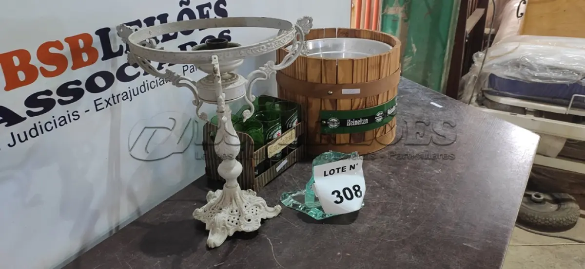 LOTE 308 -   01 BALDE DE GELO COM COPOS E 01 LUMINARIA.  (NO ESTADO) ATENÇÃO! FAZER A VISITAÇÃO ANTES DE ARREMATAR, NÃO SABEMOS SE FUNCIONA, LEILÃO NÃO TEM GARANTIA E NEM DEVOLUÇÃO, SUJEITO A POSSÍVEIS AVARIAS VISÍVEIS/OCULTAS E/OU AUSÊNCIA DE COMPONENTES.