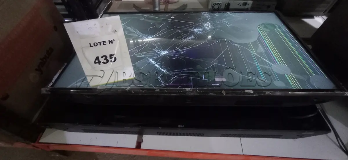 LOTE 435 - 02 TVS 43’’ MARCA LG PARA RETIRADA DE PEÇAS. (NO ESTADO) ATENÇÃO! FAZER A VISITAÇÃO ANTES DE ARREMATAR, NÃO SABEMOS SE FUNCIONA, LEILÃO NÃO TEM GARANTIA E NEM DEVOLUÇÃO, SUJEITO A POSSÍVEIS AVARIAS VISÍVEIS/OCULTAS E/OU AUSÊNCIA DE COMPONENTES.