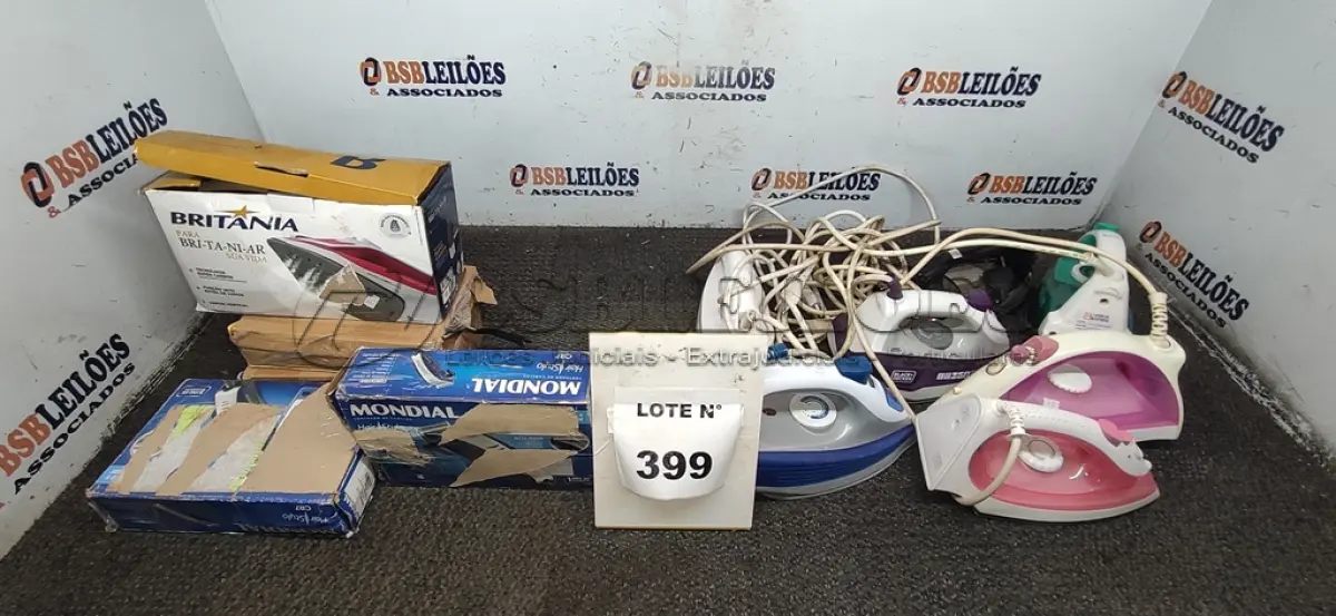 LOTE 399 - 08 FERROS DE PASSAR DE MARCAS E MODELOS DIVERSOS. (NO ESTADO) ATENÇÃO! FAZER A VISITAÇÃO ANTES DE ARREMATAR, NÃO SABEMOS SE FUNCIONA, LEILÃO NÃO TEM GARANTIA E NEM DEVOLUÇÃO, SUJEITO A POSSÍVEIS AVARIAS VISÍVEIS/OCULTAS E/OU AUSÊNCIA DE COMPONENTES.