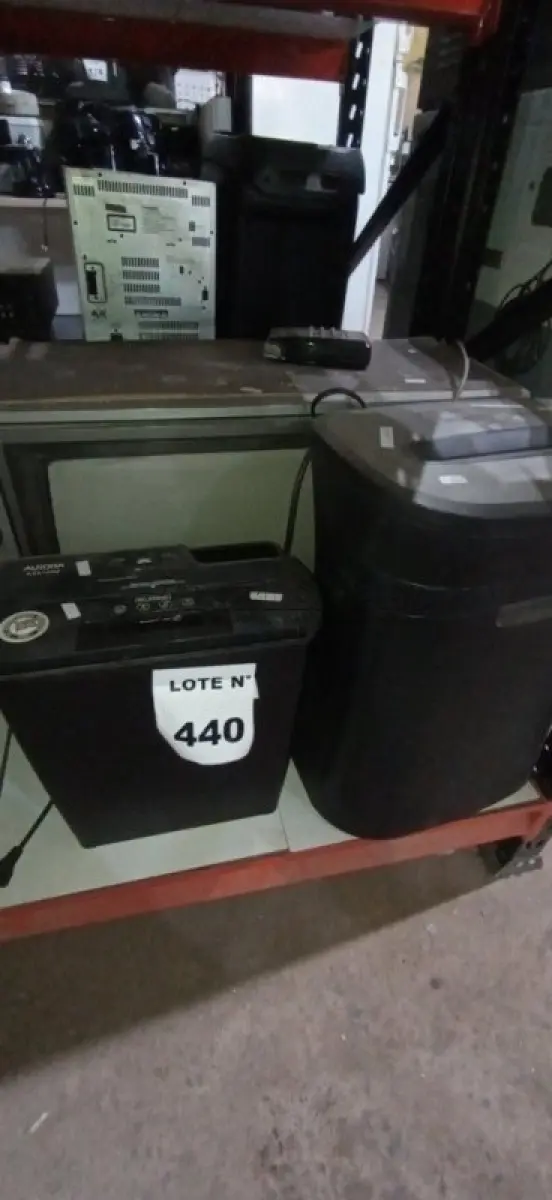 LOTE 440 - 01 FRAGMENTADORA MODELO HG14 MARCA ROYAL, 01 FRAGMENTADORA MODELO AS810SD MARCA AURORA E 01 TV DE TUBO ANTIGA COM CONTROLE MARCA MITSUBISHI. (NO ESTADO) ATENÇÃO! FAZER A VISITAÇÃO ANTES DE ARREMATAR, NÃO SABEMOS SE FUNCIONA, LEILÃO NÃO TEM GARANTIA E NEM DEVOLUÇÃO, SUJEITO A POSSÍVEIS AVARIAS VISÍVEIS/OCULTAS E/OU AUSÊNCIA DE COMPONENTES.