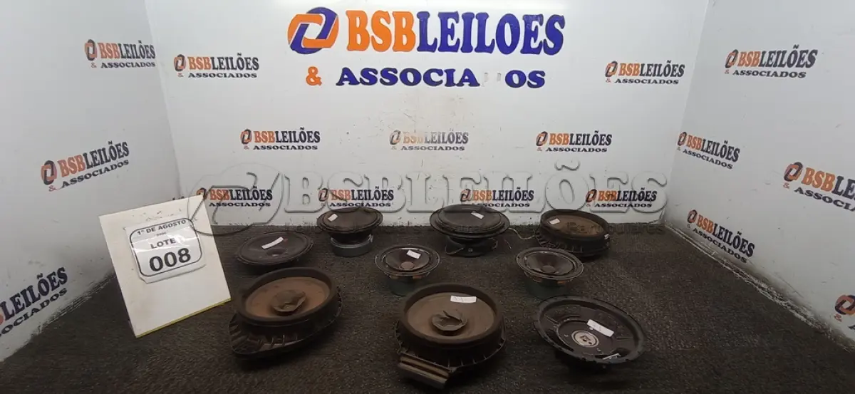 LOTE 008 - 09 ALTO FALANTES DE MARCAS E MODELOS DIVERSOS. (NO ESTADO) ATENÇÃO! FAZER A VISITAÇÃO ANTES DE ARREMATAR, NÃO SABEMOS SE FUNCIONA, LEILÃO NÃO TEM GARANTIA E NEM DEVOLUÇÃO, SUJEITO A POSSÍVEIS AVARIAS VISÍVEIS/OCULTAS E/OU AUSÊNCIA DE COMPONENTES.