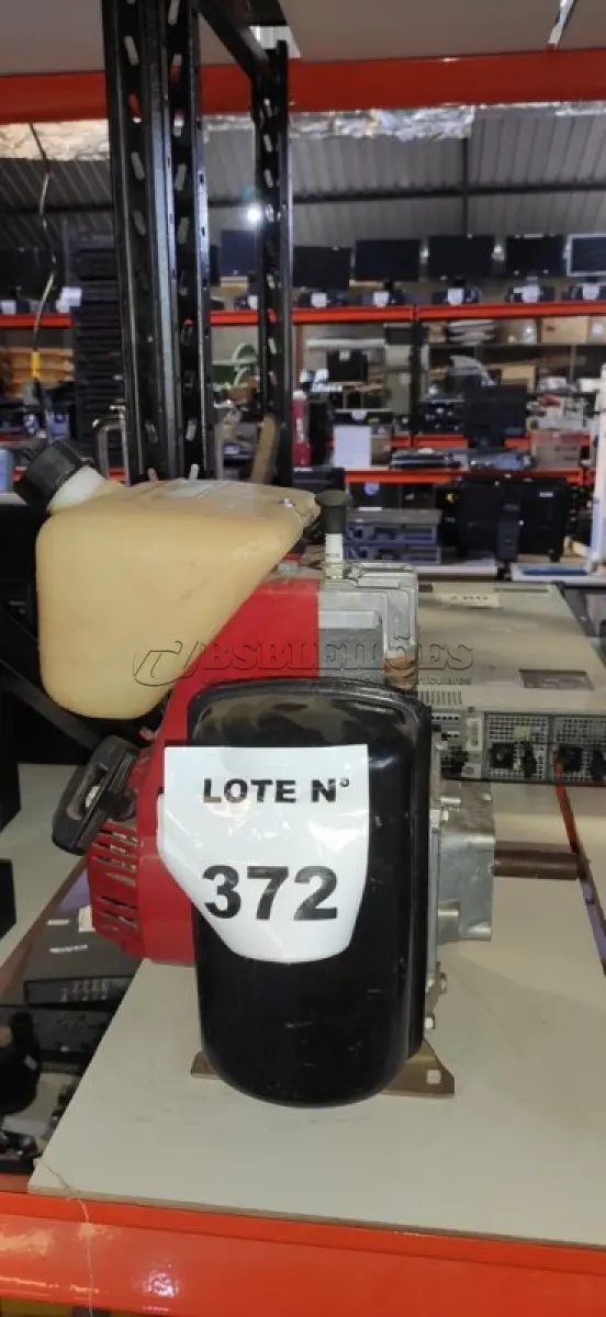 LOTE 372 - 01 MOTOR ESTACIONÁRIO 5.0CV 12V 20W A GASOLINA MARCA BRANCO. (NO ESTADO) ATENÇÃO! FAZER A VISITAÇÃO ANTES DE ARREMATAR, NÃO SABEMOS SE FUNCIONA, LEILÃO NÃO TEM GARANTIA E NEM DEVOLUÇÃO, SUJEITO A POSSÍVEIS AVARIAS VISÍVEIS/OCULTAS E/OU AUSÊNCIA DE COMPONENTES.