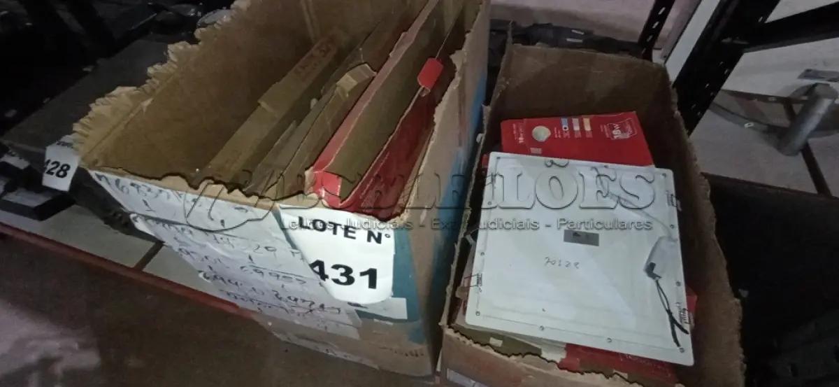 LOTE 431 - 01 LOTE COM GRANDE QUANTIDADE DE LUMINÁRIAS DE EMBUTIR E SOBREPOR DE MARCAS E MODELOS DIVERSOS. (NO ESTADO) ATENÇÃO! FAZER A VISITAÇÃO ANTES DE ARREMATAR, NÃO SABEMOS SE FUNCIONA, LEILÃO NÃO TEM GARANTIA E NEM DEVOLUÇÃO, SUJEITO A POSSÍVEIS AVARIAS VISÍVEIS/OCULTAS E/OU AUSÊNCIA DE COMPONENTES.