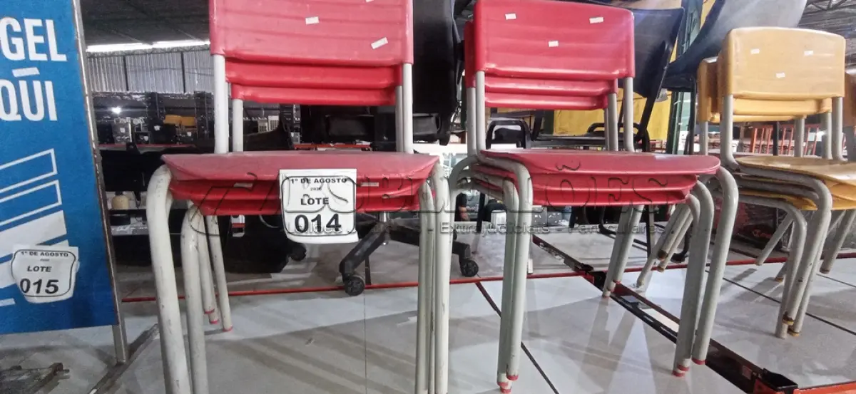 LOTE 014 - 06 CADEIRAS INFANTIS NA COR VERMELHA. (NO ESTADO) ATENÇÃO! FAZER A VISITAÇÃO ANTES DE ARREMATAR, NÃO SABEMOS SE FUNCIONA, LEILÃO NÃO TEM GARANTIA E NEM DEVOLUÇÃO, SUJEITO A POSSÍVEIS AVARIAS VISÍVEIS/OCULTAS E/OU AUSÊNCIA DE COMPONENTES.
