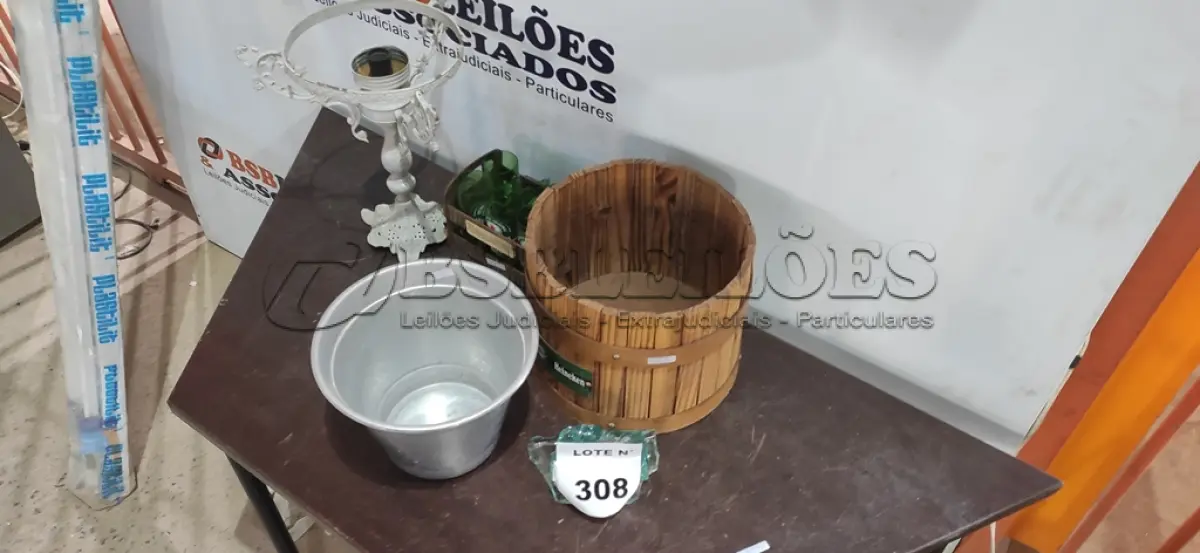 LOTE 308 -   01 BALDE DE GELO COM COPOS E 01 LUMINARIA.  (NO ESTADO) ATENÇÃO! FAZER A VISITAÇÃO ANTES DE ARREMATAR, NÃO SABEMOS SE FUNCIONA, LEILÃO NÃO TEM GARANTIA E NEM DEVOLUÇÃO, SUJEITO A POSSÍVEIS AVARIAS VISÍVEIS/OCULTAS E/OU AUSÊNCIA DE COMPONENTES.