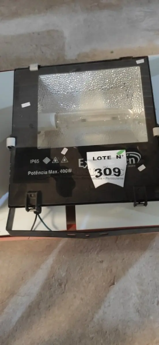 LOTE 309 - 01 REFLETOR 400W MARCA EXPOLUMEN. (NO ESTADO) ATENÇÃO! FAZER A VISITAÇÃO ANTES DE ARREMATAR, NÃO SABEMOS SE FUNCIONA, LEILÃO NÃO TEM GARANTIA E NEM DEVOLUÇÃO, SUJEITO A POSSÍVEIS AVARIAS VISÍVEIS/OCULTAS E/OU AUSÊNCIA DE COMPONENTES.