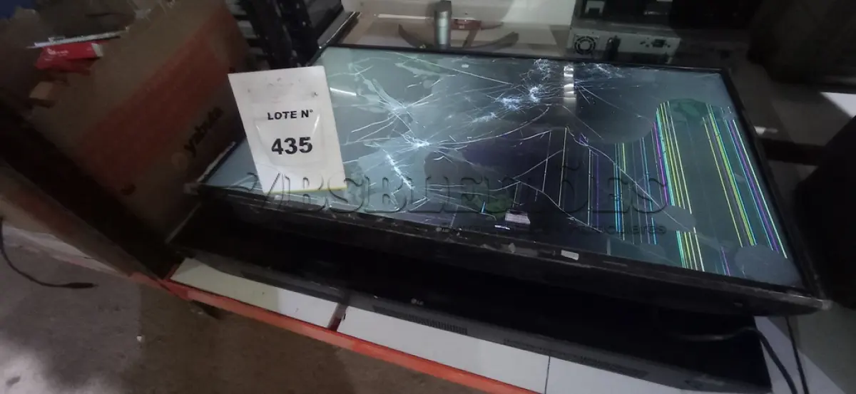 LOTE 435 - 02 TVS 43’’ MARCA LG PARA RETIRADA DE PEÇAS. (NO ESTADO) ATENÇÃO! FAZER A VISITAÇÃO ANTES DE ARREMATAR, NÃO SABEMOS SE FUNCIONA, LEILÃO NÃO TEM GARANTIA E NEM DEVOLUÇÃO, SUJEITO A POSSÍVEIS AVARIAS VISÍVEIS/OCULTAS E/OU AUSÊNCIA DE COMPONENTES.