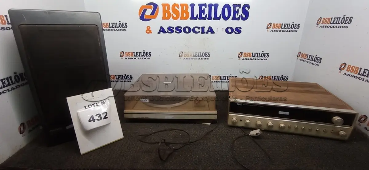 LOTE 432 -  01 CAIXA DE SOM E 01 STÉREO RECEIVER YR 1900 YANG COM TOCA DISCO.  (NO ESTADO) ATENÇÃO! FAZER A VISITAÇÃO ANTES DE ARREMATAR, NÃO SABEMOS SE FUNCIONA, LEILÃO NÃO TEM GARANTIA E NEM DEVOLUÇÃO, SUJEITO A POSSÍVEIS AVARIAS VISÍVEIS/OCULTAS E/OU AUSÊNCIA DE COMPONENTES.