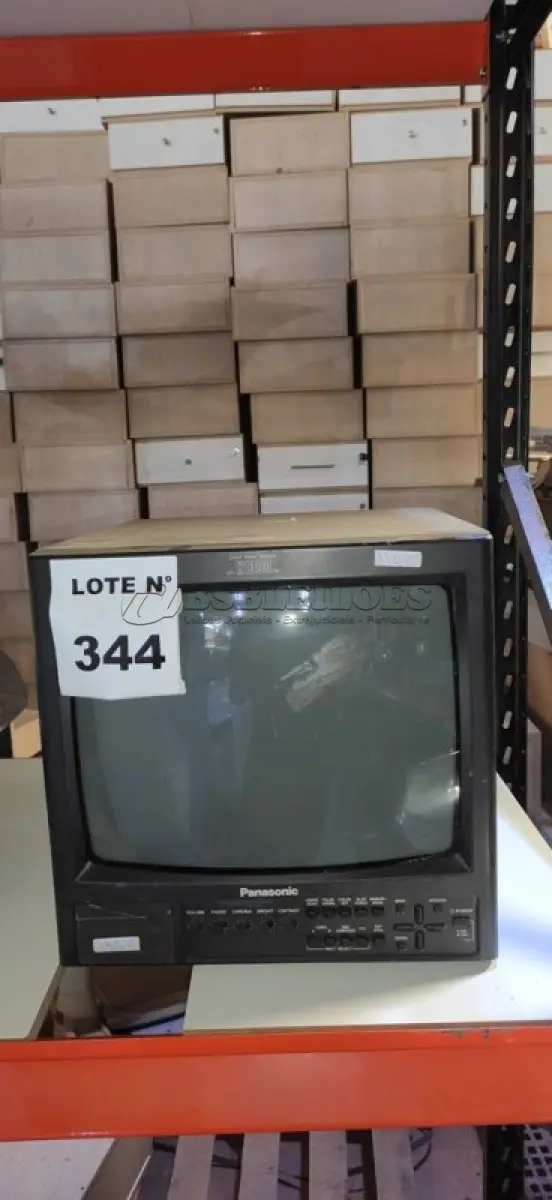 LOTE 344 -   01 MONITOR PANASONIC PARA CÂMERAS DE SEGURANÇA.  (NO ESTADO) ATENÇÃO! FAZER A VISITAÇÃO ANTES DE ARREMATAR, NÃO SABEMOS SE FUNCIONA, LEILÃO NÃO TEM GARANTIA E NEM DEVOLUÇÃO, SUJEITO A POSSÍVEIS AVARIAS VISÍVEIS/OCULTAS E/OU AUSÊNCIA DE COMPONENTES.