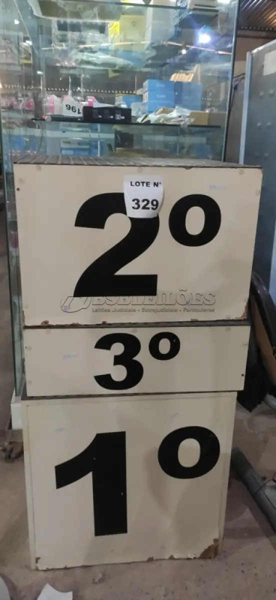 LOTE 329 -  03 CAIXOTES EM MADEIRA PARA PALANQUE DE PREMIAÇÃO. (NO ESTADO) ATENÇÃO! FAZER A VISITAÇÃO ANTES DE ARREMATAR, NÃO SABEMOS SE FUNCIONA, LEILÃO NÃO TEM GARANTIA E NEM DEVOLUÇÃO, SUJEITO A POSSÍVEIS AVARIAS VISÍVEIS/OCULTAS E/OU AUSÊNCIA DE COMPONENTES.