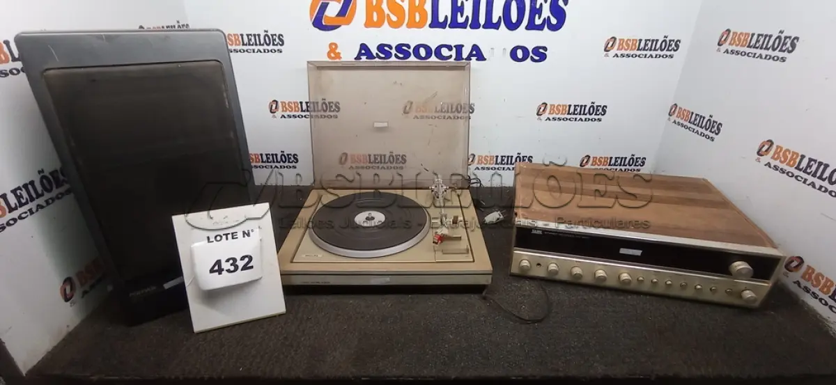 LOTE 432 -  01 CAIXA DE SOM E 01 STÉREO RECEIVER YR 1900 YANG COM TOCA DISCO.  (NO ESTADO) ATENÇÃO! FAZER A VISITAÇÃO ANTES DE ARREMATAR, NÃO SABEMOS SE FUNCIONA, LEILÃO NÃO TEM GARANTIA E NEM DEVOLUÇÃO, SUJEITO A POSSÍVEIS AVARIAS VISÍVEIS/OCULTAS E/OU AUSÊNCIA DE COMPONENTES.