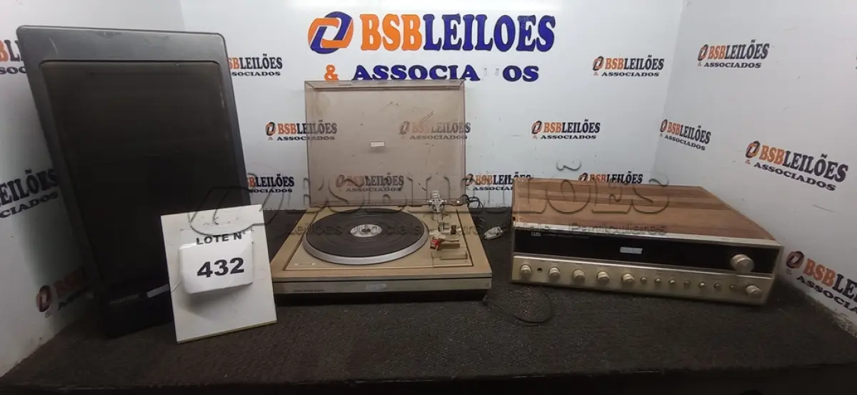 LOTE 432 -  01 CAIXA DE SOM E 01 STÉREO RECEIVER YR 1900 YANG COM TOCA DISCO.  (NO ESTADO) ATENÇÃO! FAZER A VISITAÇÃO ANTES DE ARREMATAR, NÃO SABEMOS SE FUNCIONA, LEILÃO NÃO TEM GARANTIA E NEM DEVOLUÇÃO, SUJEITO A POSSÍVEIS AVARIAS VISÍVEIS/OCULTAS E/OU AUSÊNCIA DE COMPONENTES.