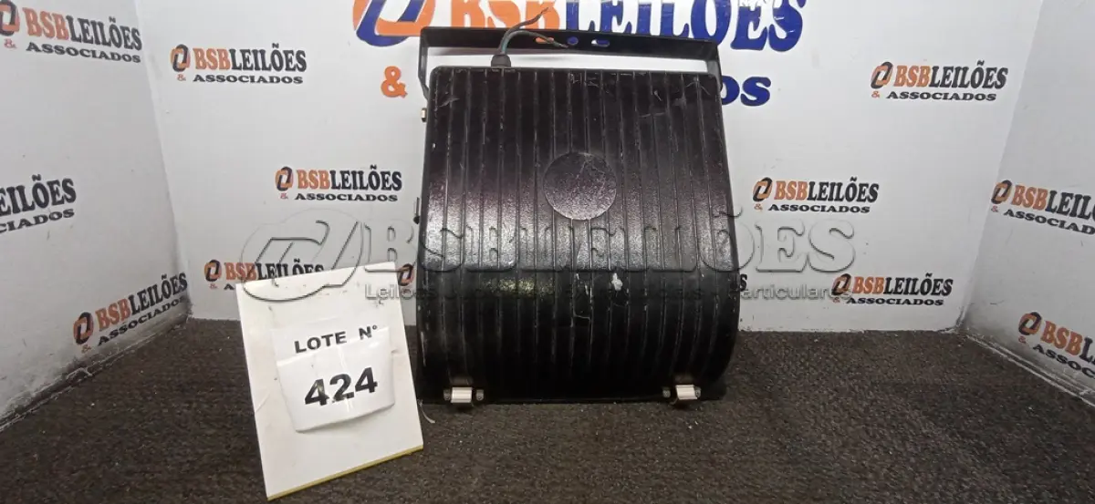 LOTE 424 - 01 REFLETOR 400W MARCA EXPOLUMEN. (NO ESTADO) ATENÇÃO! FAZER A VISITAÇÃO ANTES DE ARREMATAR, NÃO SABEMOS SE FUNCIONA, LEILÃO NÃO TEM GARANTIA E NEM DEVOLUÇÃO, SUJEITO A POSSÍVEIS AVARIAS VISÍVEIS/OCULTAS E/OU AUSÊNCIA DE COMPONENTES.
